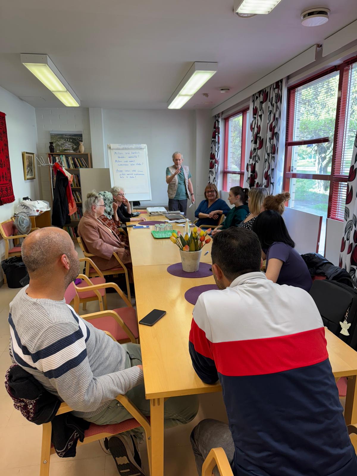 Finnish Language Café – Kesätauolla  MAPorvoo ry:n järjestämä Finnish Language Café kokoontui kevään aikana torstaisin klo 17.00–18.30 Porvoossa. Kahvilassa harjoittelimme suomen kieltä rennossa ilmapiirissä keskustellen, pelaten ja kahvitellen yhdessä eri kulttuuritaustoista tulevien osallistujien kanssa.  Kahvila on nyt kesätauolla ja jatkuu jälleen syksyllä. Kiitos kaikille osallistujille kevätkaudesta – nähdään taas pian!